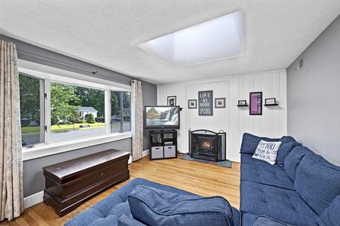 8 Bow St, Danvers, MA 01923 photo 4