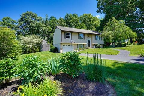 8 Welsh St, Hudson, MA 01749 photo 2