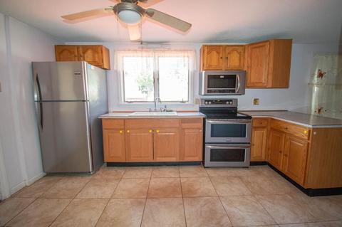 52 Corona St, Springfield, MA 01104 photo 4