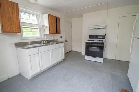 97 Tyler St, Springfield, MA 01109 photo 2