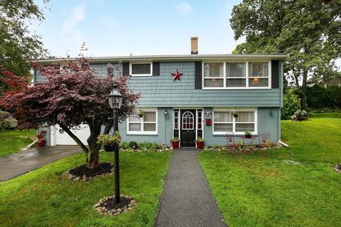 2 Hull Dr, Saugus, MA 01906 photo 2