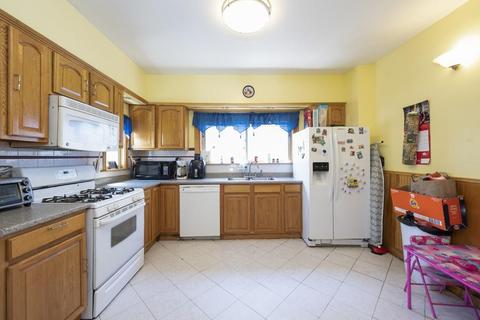 15 Fuller St, Everett, MA 02149 photo 2