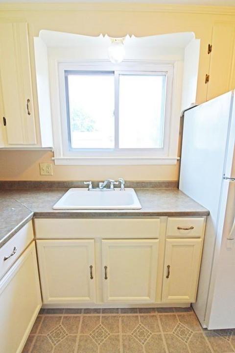 54 Regal St, Springfield, MA 01118 photo 4