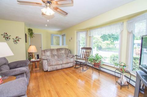 41 Senator St, Springfield, MA 01129 photo 4