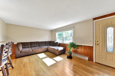 129 Hanson Dr, Springfield, MA 01128 photo 2