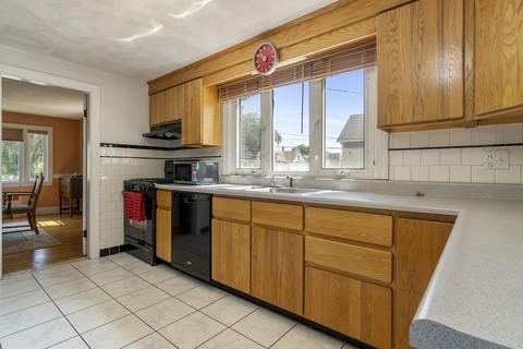 28 Maple St, Stoneham, MA 02180 photo 8
