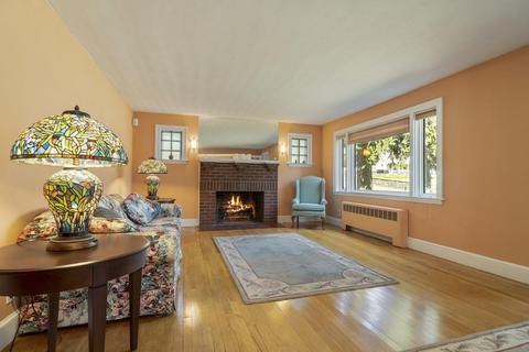 28 Maple St, Stoneham, MA 02180 photo 3