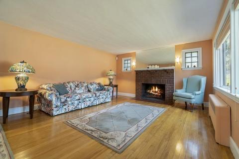 28 Maple St, Stoneham, MA 02180 photo 4