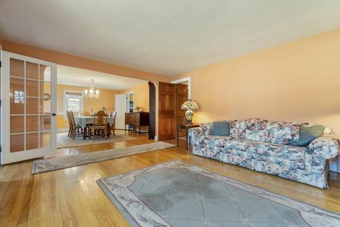 28 Maple St, Stoneham, MA 02180 photo 5