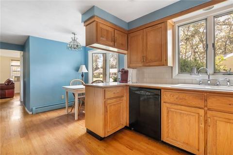 399 Red Chimney Dr, Warwick, RI 02886 photo 8