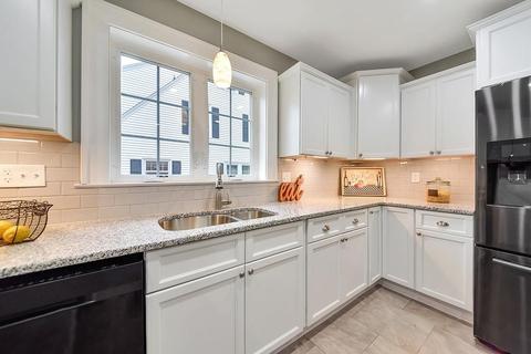 52 Eckington St, Springfield, MA 01108 photo 2