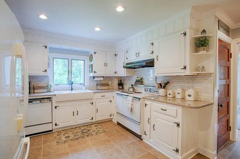 68 Standley St, Beverly, MA 01915 photo 2