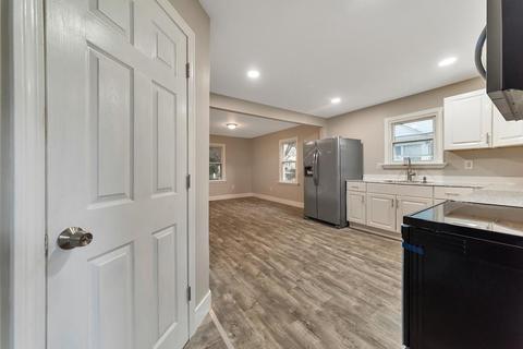 41 Lancaster St, Springfield, MA 01118 photo 8