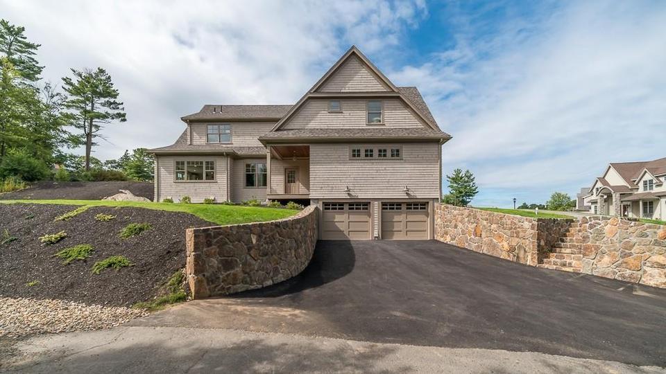  10 Whitehall Cir, Beverly, MA 01915 photo 2