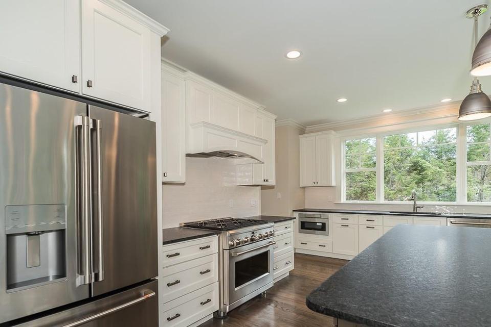  10 Whitehall Cir, Beverly, MA 01915 photo 9