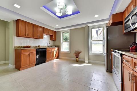 95 Lyndale St, Springfield, MA 01108 photo 2