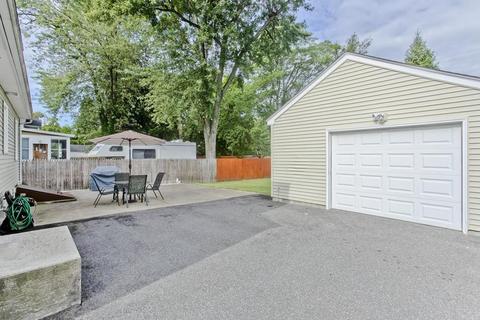 28 Silver St, Springfield, MA 01107 photo 3