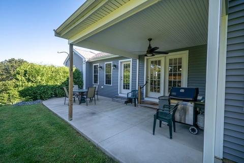 56 Pleasant St, Mendon, MA 01756 photo 4