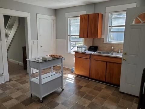 28 Griffin St, Springfield, MA 01104 photo 4