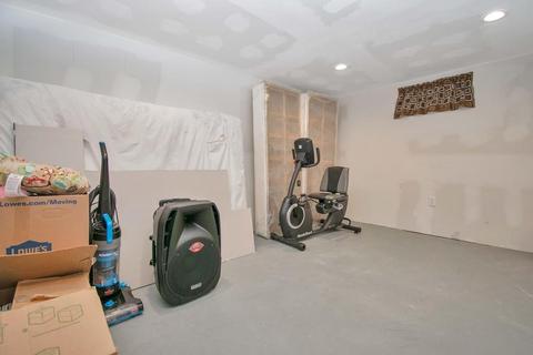 90 Leatherleaf Dr, Springfield, MA 01109 photo 18