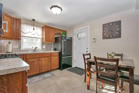 90 Leatherleaf Dr, Springfield, MA 01109 photo 8