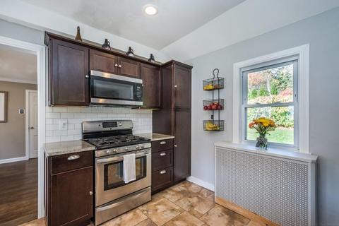1325 Pleasant St, Worcester, MA 01602 photo 17