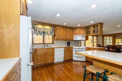 550 Summer Ave, Reading, MA 01867 photo 8