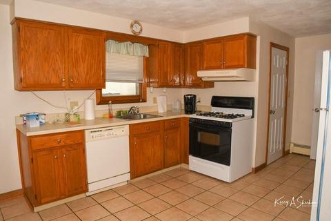 82 E St #A, Lowell, MA 01851 photo 3