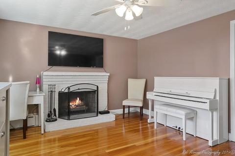 76 Winter St, Saugus, MA 01906 photo 2
