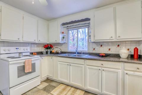 40 Truman Cir, Springfield, MA 01109 photo 3