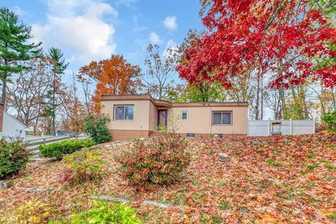 40 Truman Cir, Springfield, MA 01109 photo 1