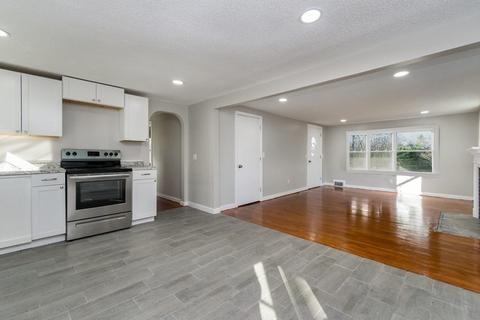 86 Gralia Dr, Springfield, MA 01128 photo 4