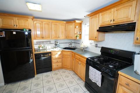 39 Tamarack Dr, Springfield, MA 01129 photo 4