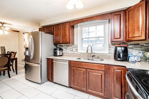 57 Pelham St, Springfield, MA 01109 photo 3