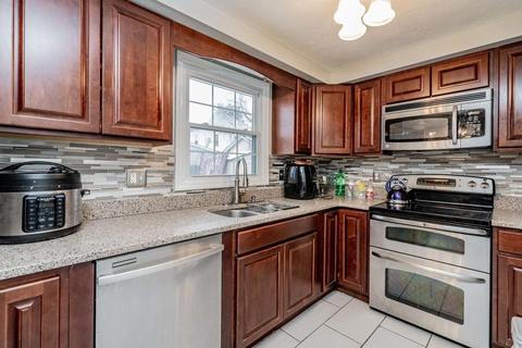 57 Pelham St, Springfield, MA 01109 photo 4