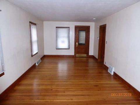 21 Barber St, Springfield, MA 01109 photo 2