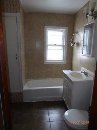 21 Barber St, Springfield, MA 01109 photo 5