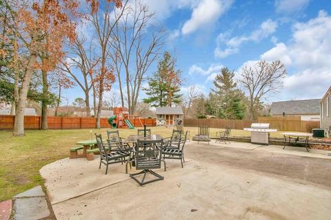 81 Clearbrook Dr, Springfield, MA 01118 photo 34