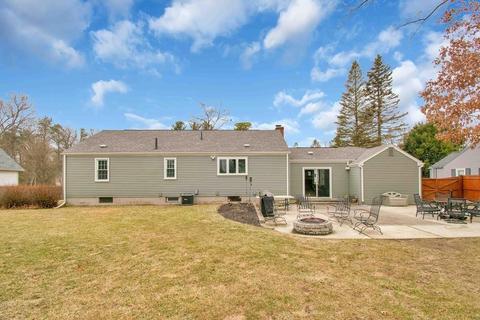 81 Clearbrook Dr, Springfield, MA 01118 photo 2