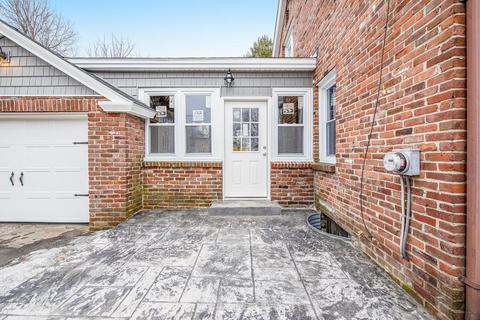 7 Campbell Pl, Chicopee, MA 01020 photo 2