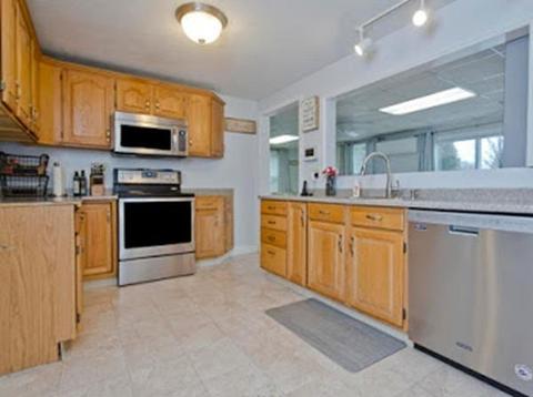 32 Walsh St, Chicopee, MA 01020 photo 3