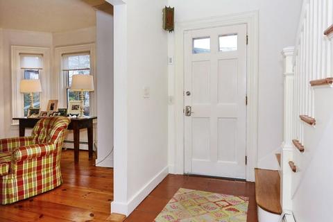 27 Pond St, Marblehead, MA 01945 photo 3