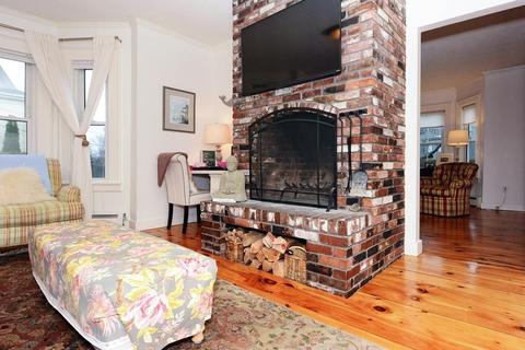 27 Pond St, Marblehead, MA 01945 photo 8