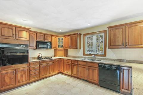 2 Boxwood Dr, Methuen, MA 01844 photo 4