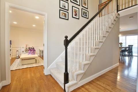 15 Jay Dr, Framingham, MA 01701 photo 2