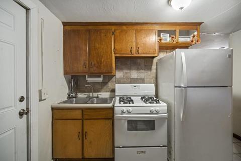 35 Vadnais St, Springfield, MA 01104 photo 8