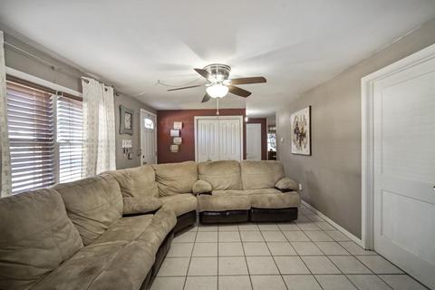 35 Vadnais St, Springfield, MA 01104 photo 3