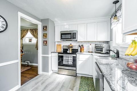 75 Regal St, Springfield, MA 01118 photo 9