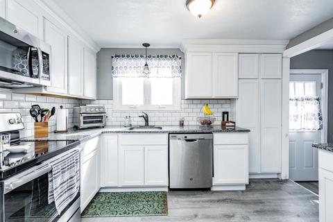 75 Regal St, Springfield, MA 01118 photo 7