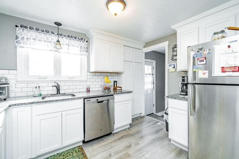 75 Regal St, Springfield, MA 01118 photo 8